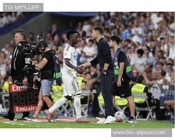 氛围轻松,维尼修斯在训练中穿裆主帅阿隆索的故事:品牌X训练装备的魅力演绎 氛围轻松,维尼修斯在训练中穿裆主帅阿隆索的故事:品牌X训练装备的魅力演绎